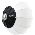 Godox Lantern softbox CS-85D vam omogucava da podignete nivo osvetljenja na viši nivo. Idealan da stoji iznad seta i da odozgo podiže opšti nivo osvetljenosti, bacajući svetlost pod vrlo širokim uglom od 270° . Njegov prečnik iznosi 85cm. Namenjen je za kombinovanje sa Godox LED glavama poput SL-150, VL200 i svim drugim LED ili blic glavama koje poseduju Bowens kačenje.
