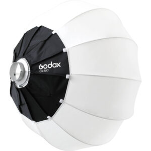 Godox Lantern softbox CS-85D vam omogucava da podignete nivo osvetljenja na viši nivo. Idealan da stoji iznad seta i da odozgo podiže opšti nivo osvetljenosti, bacajući svetlost pod vrlo širokim uglom od 270° . Njegov prečnik iznosi 85cm. Namenjen je za kombinovanje sa Godox LED glavama poput SL-150, VL200 i svim drugim LED ili blic glavama koje poseduju Bowens kačenje.