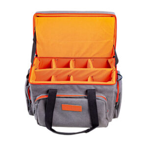 Godox CB15 je torba namenjena za siguran transport, zaštitu i skladištenje foto aparata, led i blic glava i dodatne opreme. Torba je vrlo praktična, unutrašnjost je izdeljena na osam delova, u kojima će bilo koji komad opreme biti bezbedno ušuškan. Na raspolaganju su Vam i dva bočna džepa i jedan sa prednje strane, a sve pokriva poklopac koji fiksirate rajsferšlusom, i koji opremu štiti od prašine i prskanja vode.